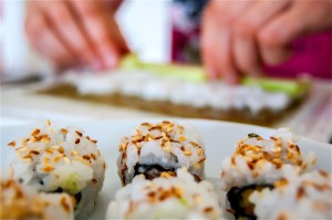 Préparation de makis et sushis