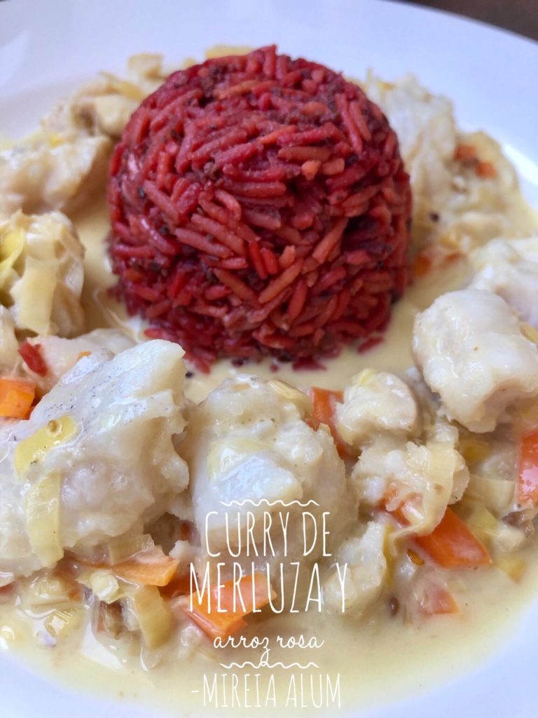 Merluza al curry con arroz rosa ecológico