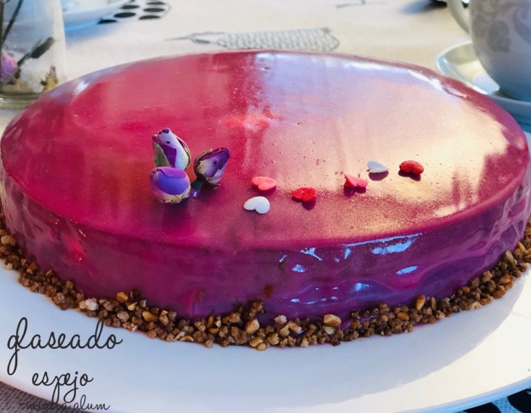 tarta de mousse de chocolate negro con glaseado espejo