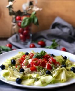 Ensalada de cintas de calabacín al pesto