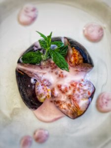 Baked figs with honey and yogurt sauce