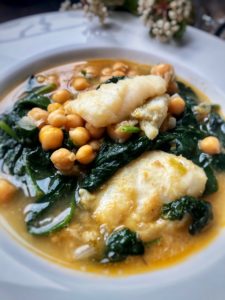 Potaje de vigilia garbanzos con bacalao y espinacas