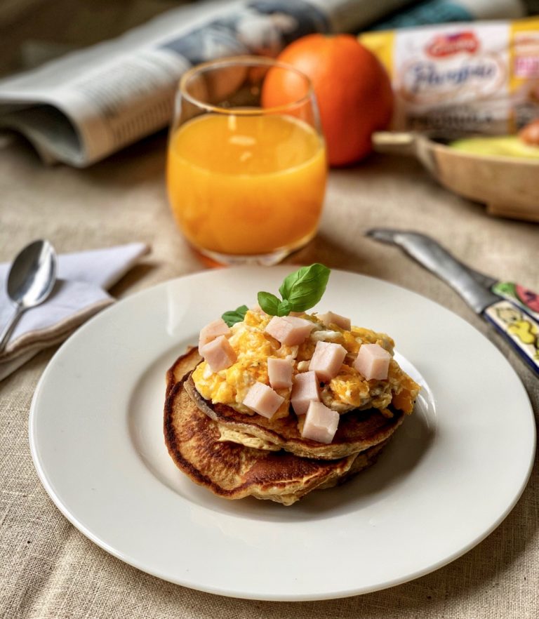 Tortitas de copos de avena integrales con huevo revuelto y pavo