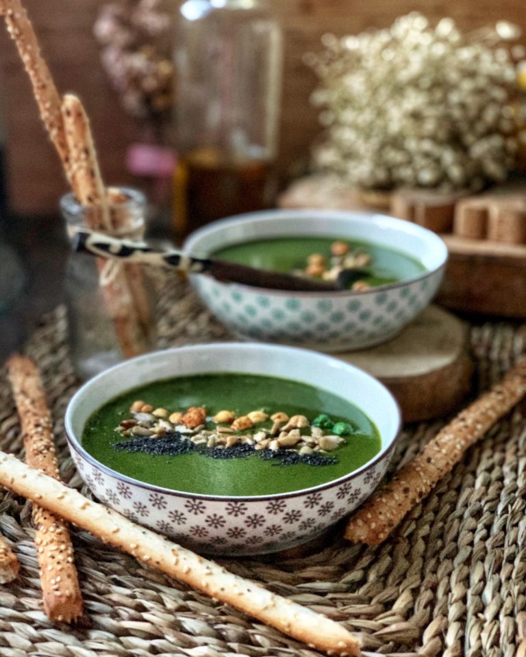 Crema de espinacas y guisantes al curry con boniato