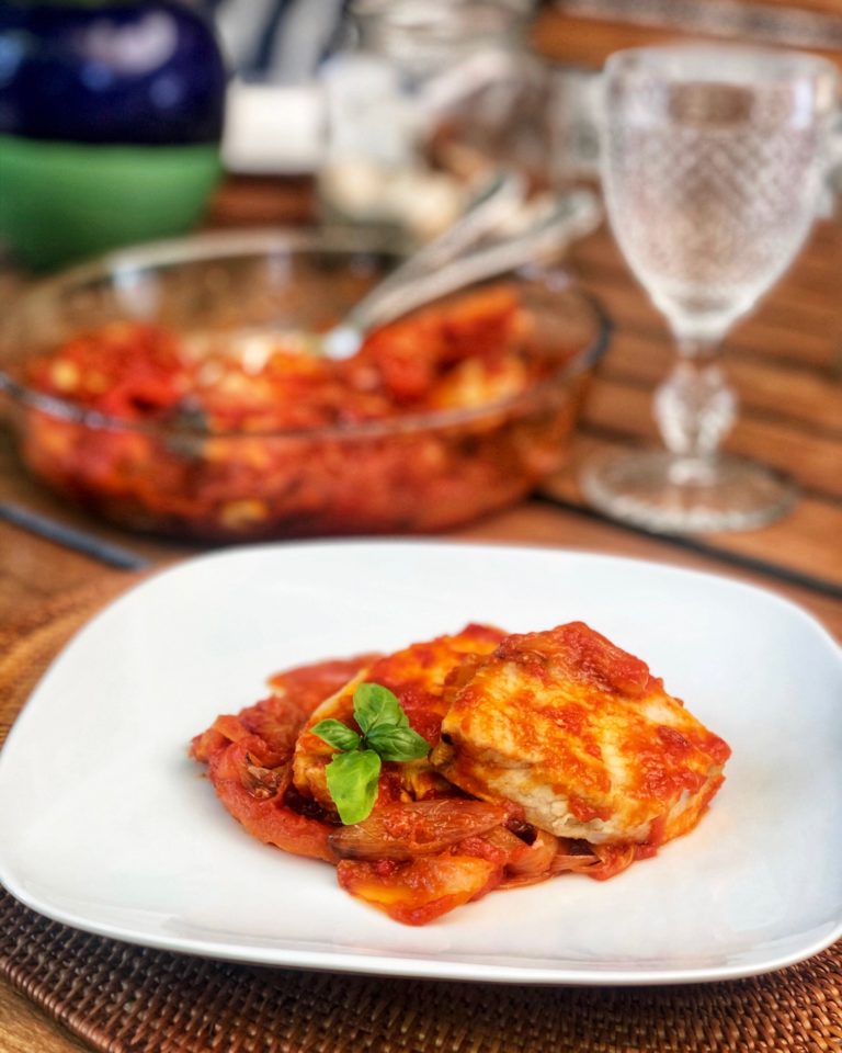 Es temporada del bonito del norte, y este bonito con tomate, pimientos y cebolla es uno de esos platos sabrosos, fáciles y muy rápidos de hacer, que además de muy sano es riquísimo. Como decía cuando hice el marmitako, la temporada del bonito del norte va desde principios de junio hasta finales de octubre, que es cuando este pescado aparece en la cornisa cantábrica. Sólo es bonito del norte el que sobrepasa los 4 kilos de peso y se captura en el Cantábrico con anzuelo para que el pez no sufra y ofrezca una mayor calidad de su carne. INGREDIENTES: (6 personas) 1 kg de bonito fresco 300 gr de tomate frito casero 2 dientes de ajo 2 cebolletas 1/ 2 pimiento rojo 50 ml de vino blanco Aove ( aceite de oliva virgen extra) Sal y pimienta 2 hojas de laurel RECETA PASO A PASO: En una olla baja o sartén grande echamos Aove toda su superficie pero solo un poco, lo suficiente para freír el bonito. Si no te lo han cortado en la pescadería, tienes que quitarle la piel y quitar la espina y dejar trozos más o menos grandes como los de la foto. Si es a trozos pequeños tampoco pasa nada. Calienta bien el aceite y pasa el bonito medio minuto por cada lado. Lo suficiente para sellarlo y dorarlo ligeramente. Si lo fríes o cocinas demasiado el bonito queda muy seco ¡ojo¡ Reserva en una fuente para servir y echa un poquito de sal. Cortamos en juliana las cebolletas y el pimiento en tiras, pelamos los ajos y los aplastamos con un cuchillo y lo ponemos todo sobre el resto de aceite donde hemos dorado el bonito, con media cucharadita de sal y una pizca de pimienta. Pochamos a fuego bajo durante unos 10 minutos junto a las dos hojas de laurel. Incorporamos el tomate, removemos, dejamos cocer todo durante un par de minutos, subimos el fuego y echamos el vino blanco y dejamos otros 3 minutos hasta que se evapore el alcohol. Echamos esta salsa por encima del bonito en la fuente y con el propio calor de la misma se terminará de hacer el bonito. ¿Rápido y fácil este bonito con tomate, pimientos y cebolla? ¿Verdad? Os recuerdo que en mi instagram @cocinayviajes podréis encontrar más recetas y vídeo recetas, suculentos sorteos y mis recomendaciones gastronómicas para que descubráis nuevos destinos, restaurantes y productos maravillosos. Con todo mi cariño, Mireia Alum