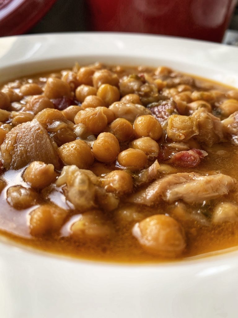 Guiso de garbanzos con manitas de cerdo
