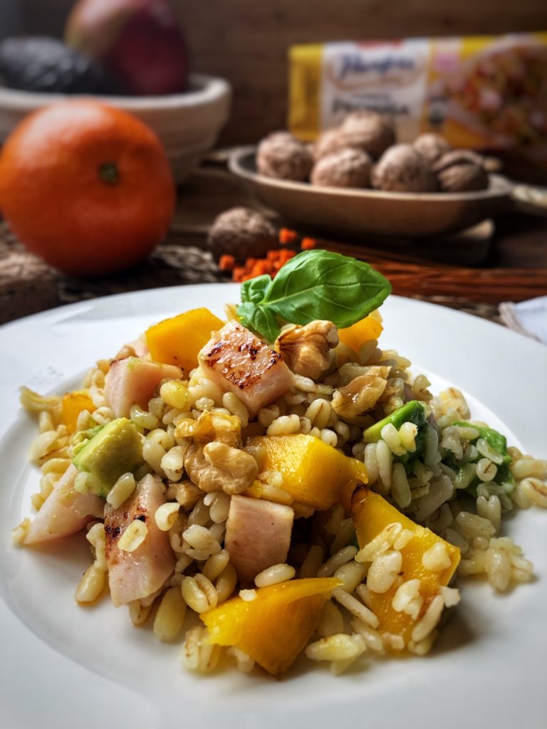 Ensalada de trigo tierno con pavo aguacate y mango