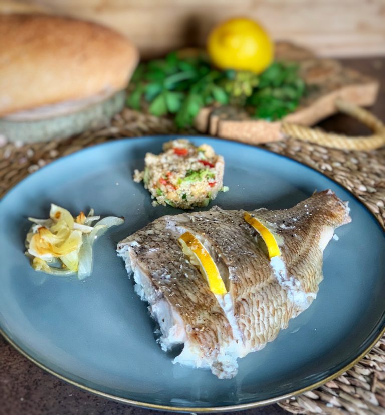 Besugo al horno y ensalada de quinoa y brócoli