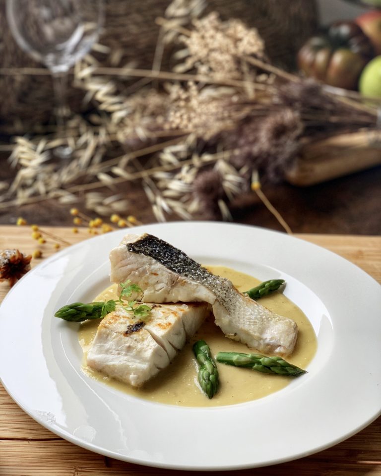 Lubina con espárragos y salsa ligera de chalotas