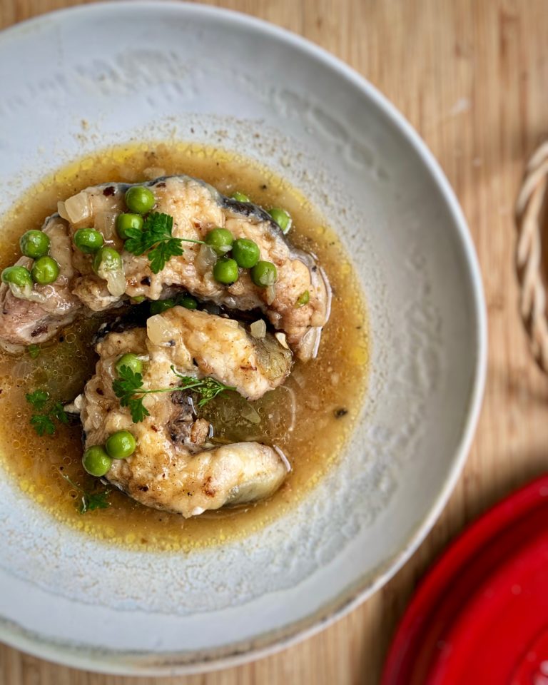 Guiso de congrio con guisantes y cebolla