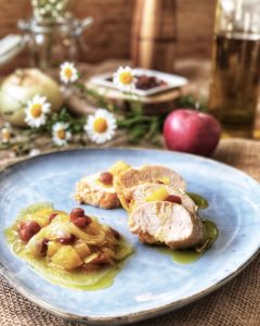 pechugas de pavo en escabeche con ciruelas, cebolla y manzana