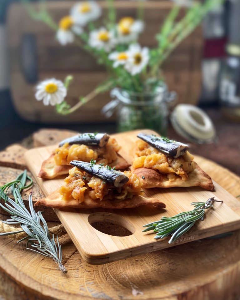 Coca with sardines and rosemary apples