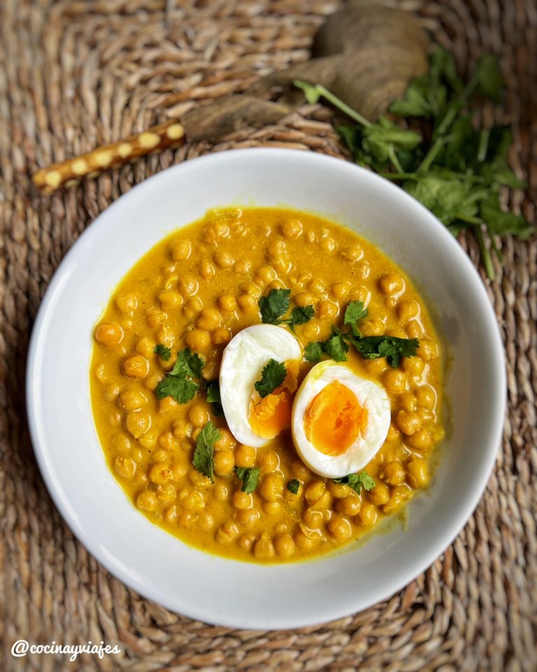 Curry de garbanzos con huevo