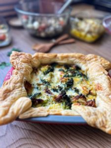 Quiche de brócoli, queso de cabra y cebolla caramelizada