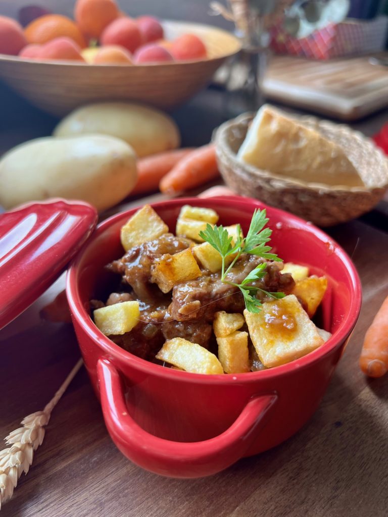 Guiso de carne al horno casero con patatas dado