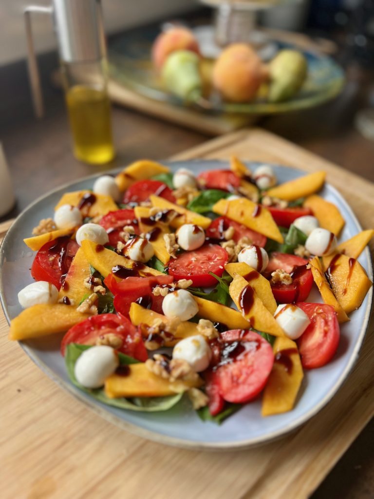 Ensalada de melocotón, tomate, mozzarella, albahaca y nueces