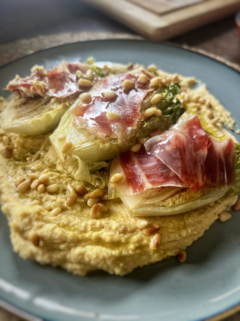 Hummus de piñones con cogollos y jamón ibérico